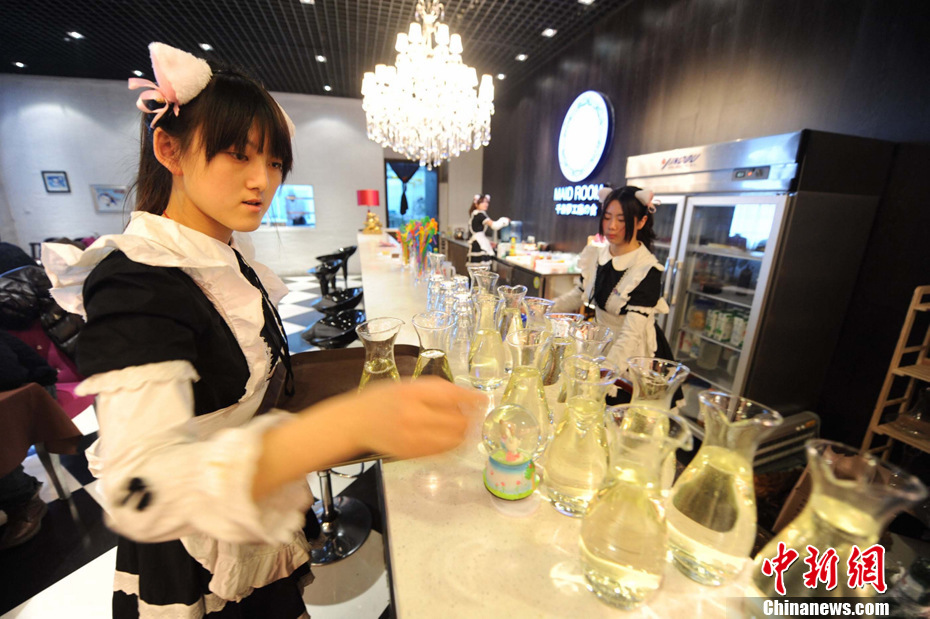 90后女孩化身女仆亮相扬州餐厅