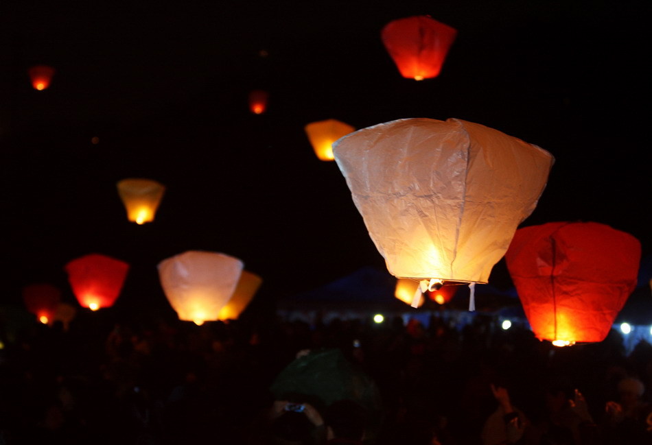 首尔市民放飞孔明灯庆祝元宵节