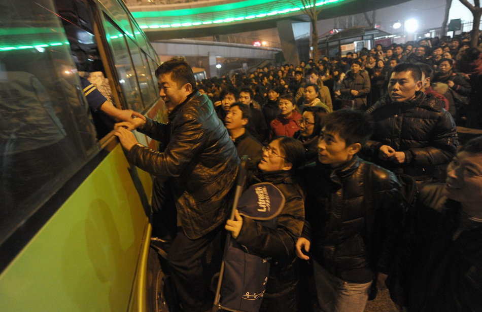 北京公交拥挤不堪车门堵死 乘客爬窗挤车