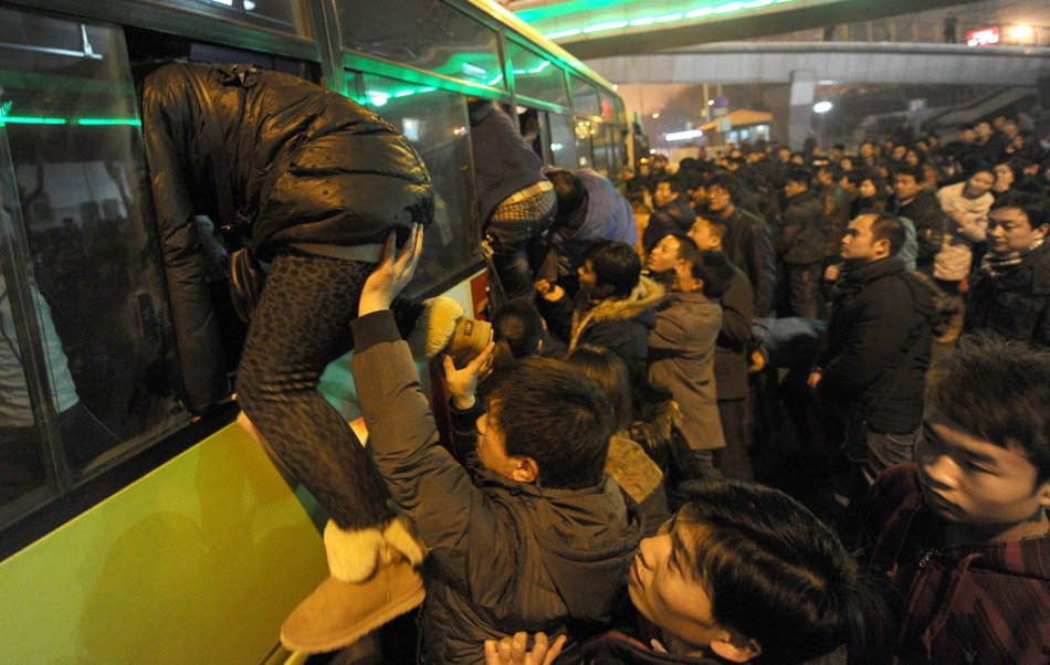 北京公交拥挤不堪车门堵死 乘客爬窗挤车