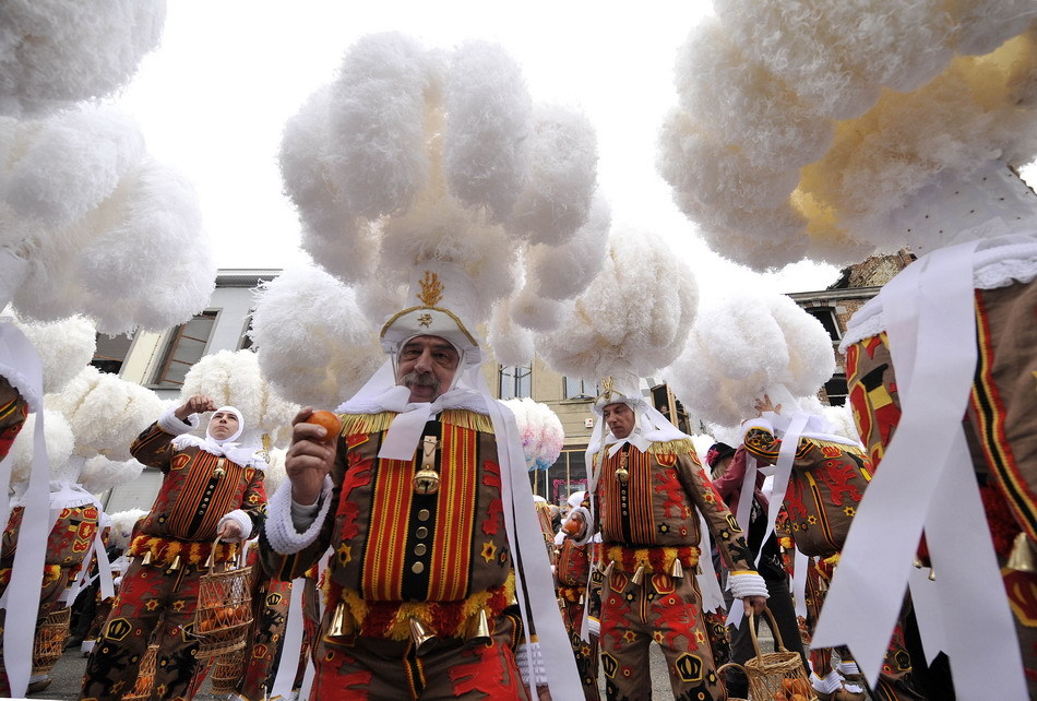 比利时班什狂欢节上演奇异盛装秀