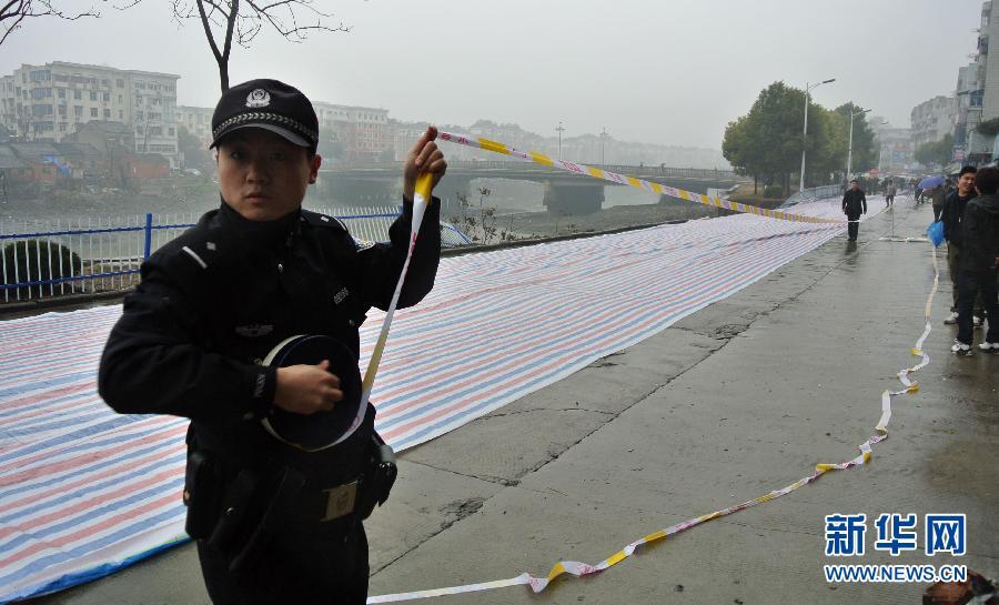 安徽省巢湖市天河北岸路面塌方现场