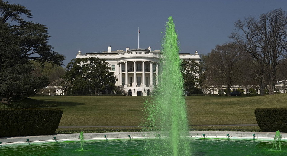 美国白宫喷泉喷绿色泉水迎接传统节日