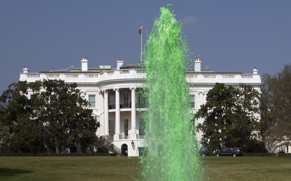 美国白宫喷泉喷绿色泉水迎接传统节日