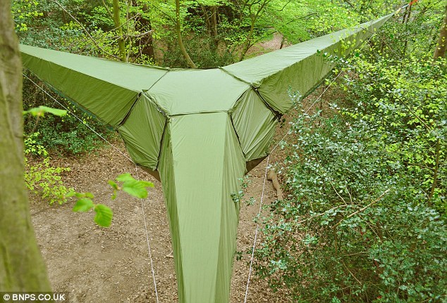 建筑师模仿蜘蛛网设计悬挂抗灾帐篷