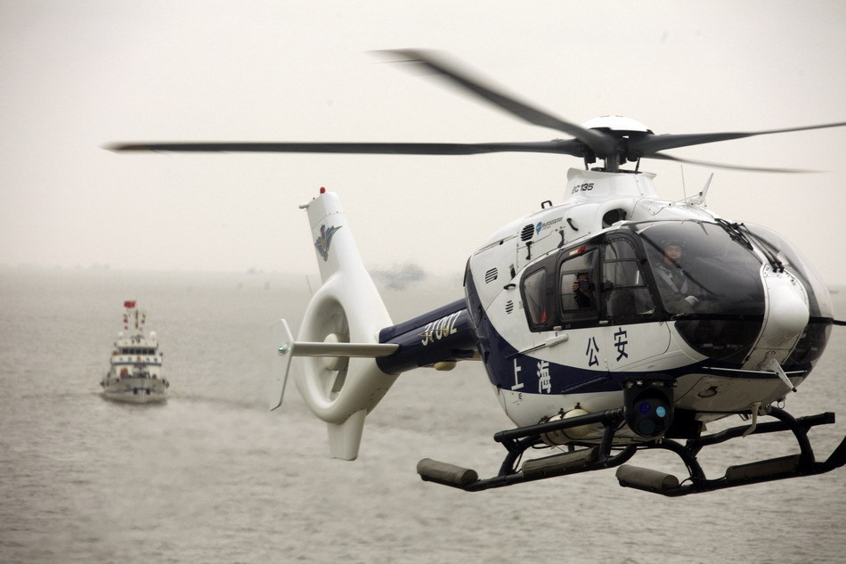 上海警用直升机在长江口海域上空巡逻