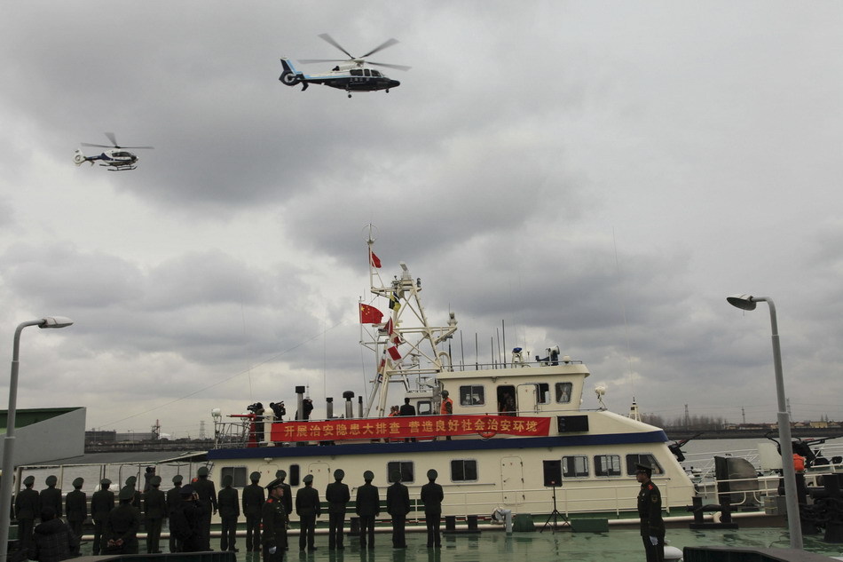 上海警用直升机在长江口海域上空巡逻