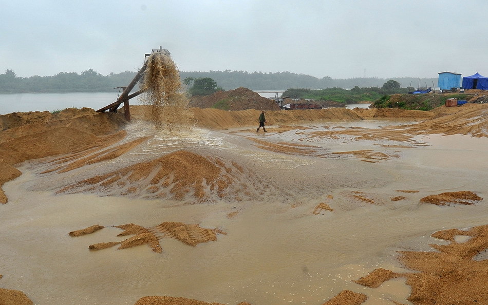 海南万泉河遭疯狂采砂河道改向