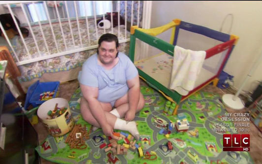 美国31岁男子痴迷婴儿生活穿纸尿裤用奶嘴