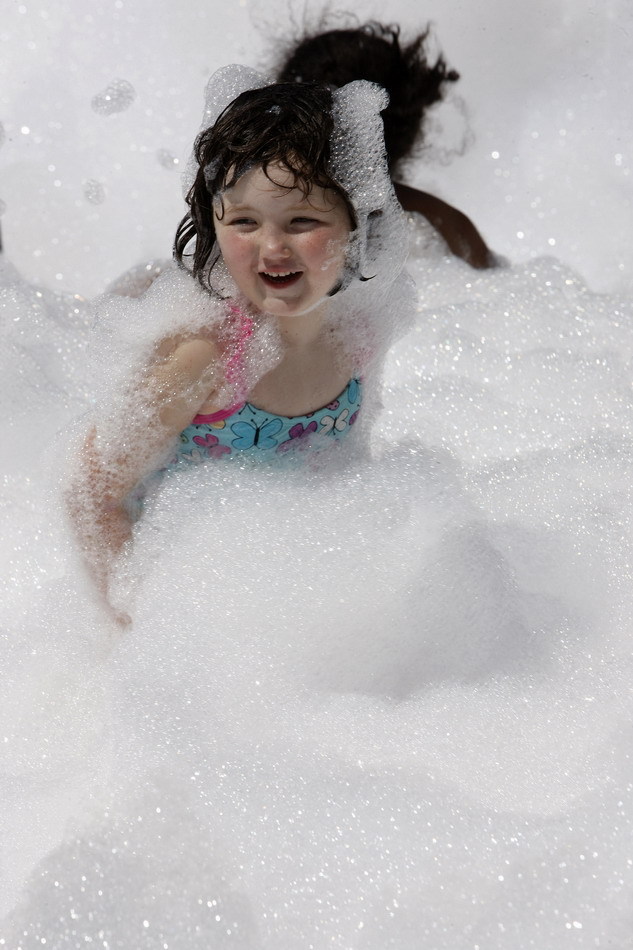 4月10日,在美国休斯敦市"探索绿色"公园里,一名女孩在泡沫中玩耍.