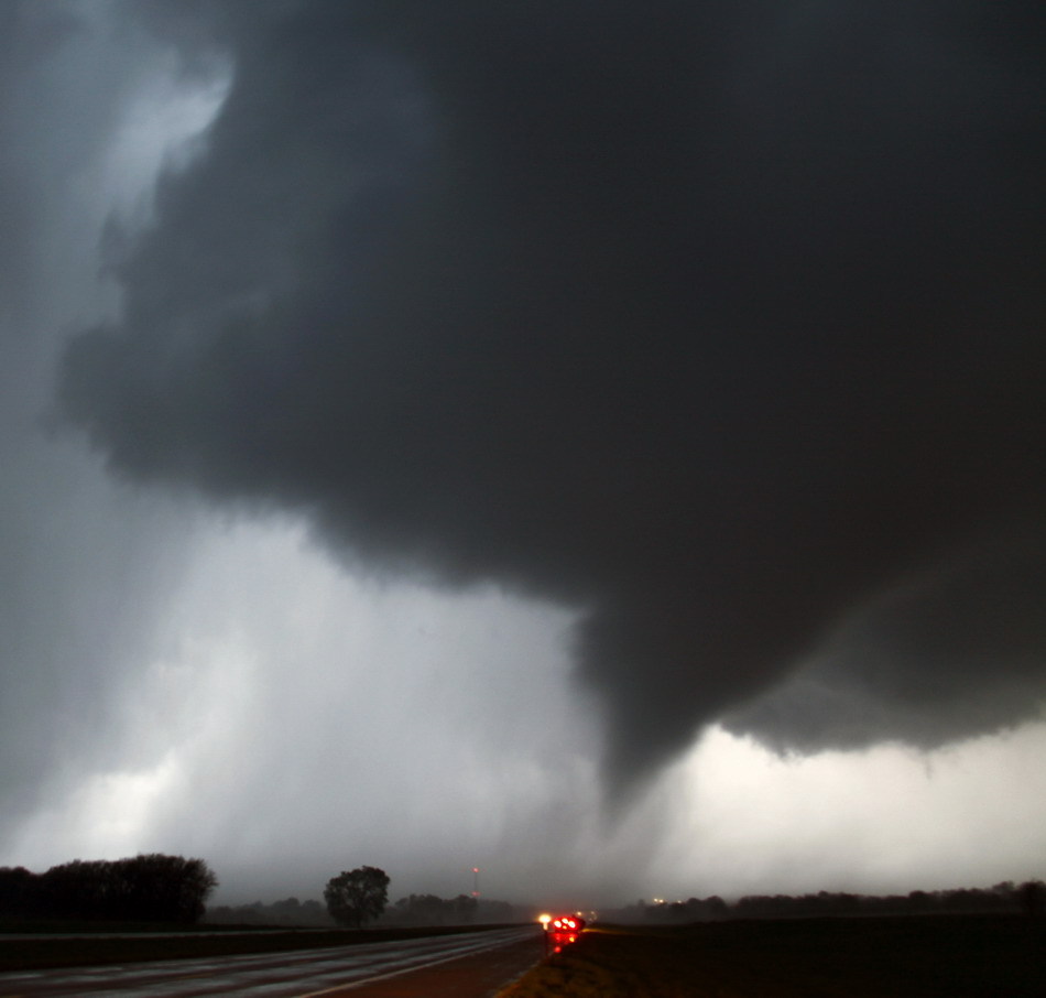 龙卷风袭击美堪萨斯州黑云压城电闪雷鸣