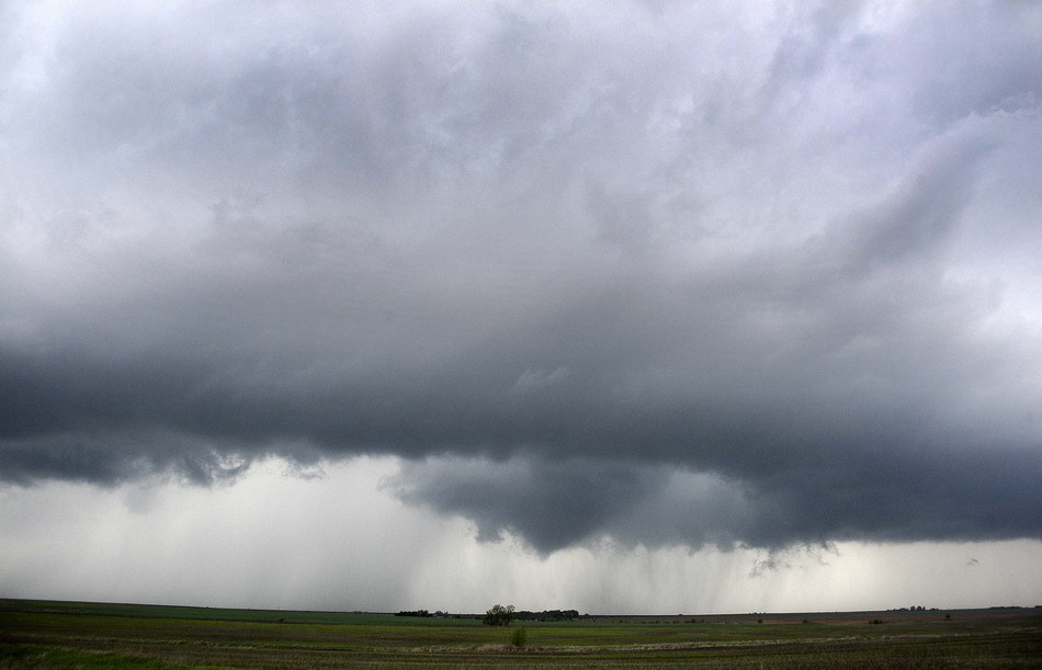 龙卷风袭击美堪萨斯州黑云压城电闪雷鸣