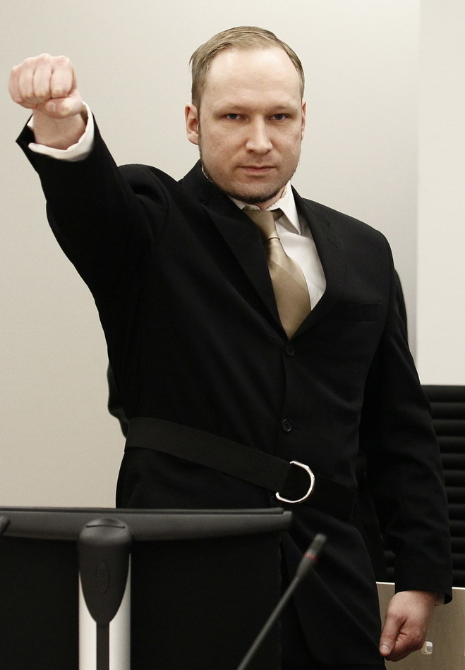 挪威枪击案嫌犯庭审时摆极右主义手势_高清图集_新浪网