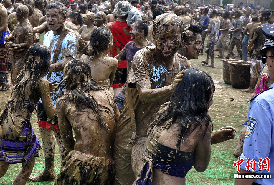 云南沧源摸你黑狂欢节上演泥巴盛宴_高清图集_新浪网