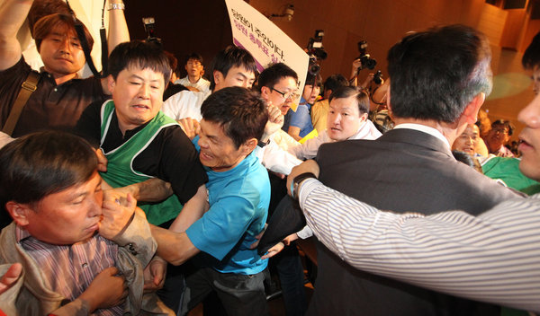 韩国政党会议现全武行