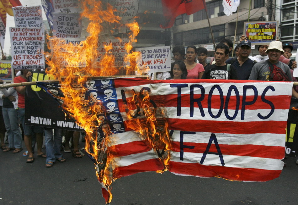 菲律宾民众举行反美游行抗议美军核潜艇入境