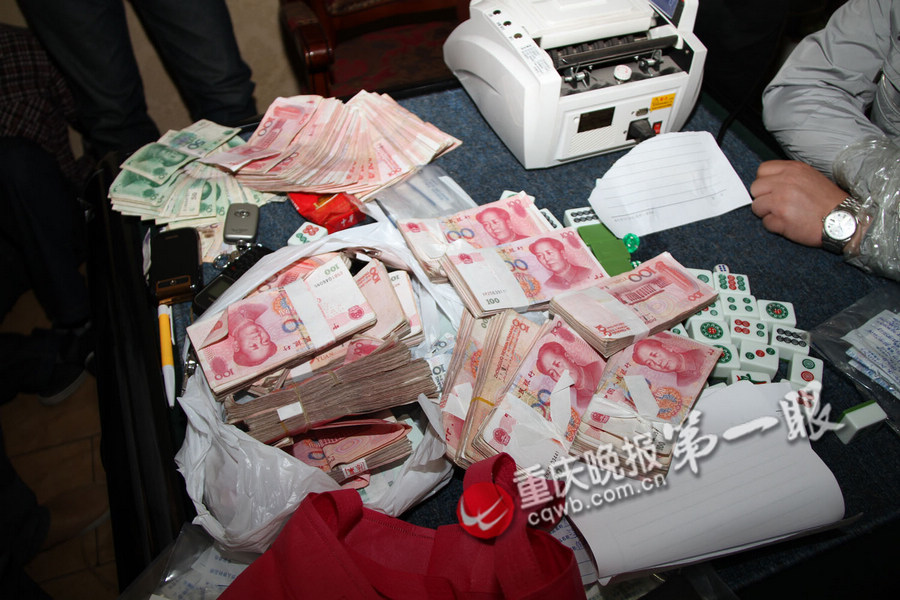 房地产老板重庆豪赌 一把输赢10余万元_高清图集_新浪网