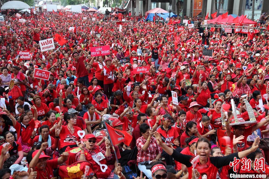 泰国"红衫军"在曼谷举行大规模集会