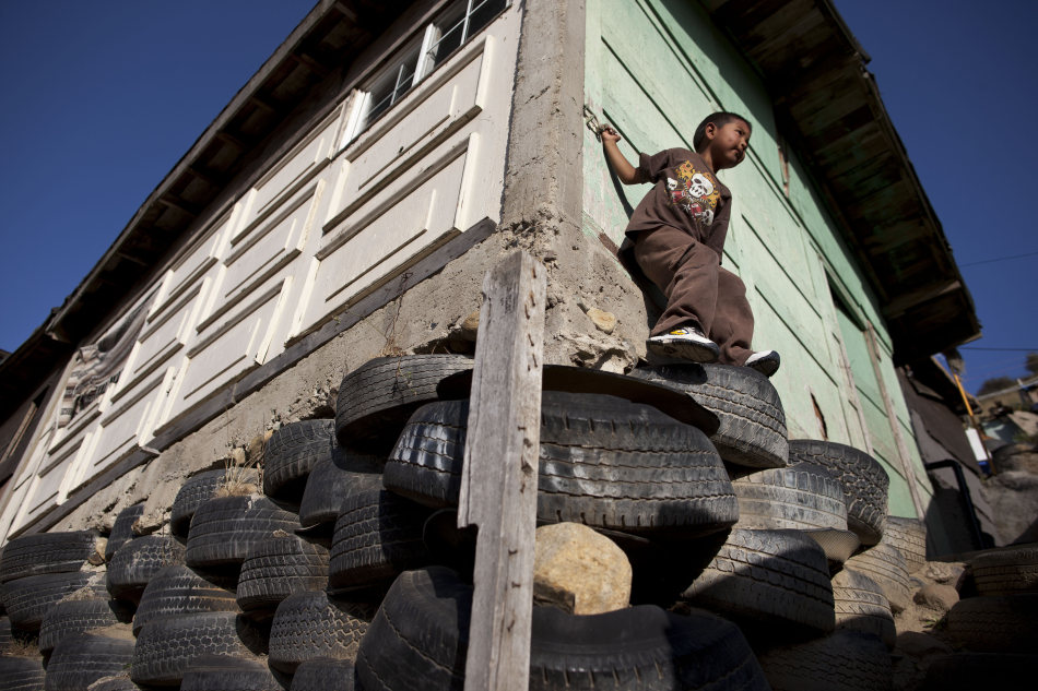 墨西哥贫民窟使用轮胎做建筑