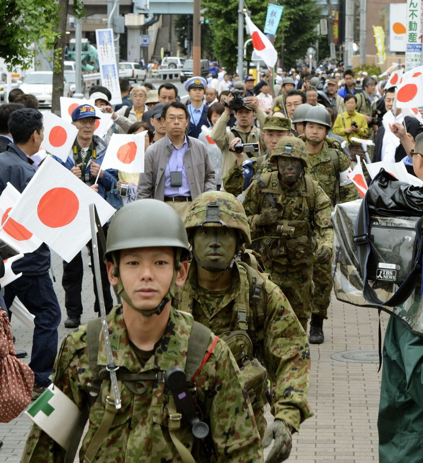 据日本新闻网6月12日报道,东京街头突然出现手持武器身穿迷彩服的自卫