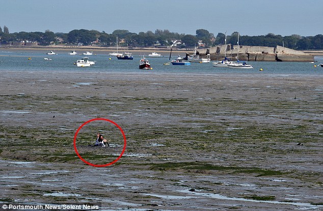淤泥中的爱狗,美国新罕布什尔州朴次茅斯港口两个11岁的女孩陷入泥潭