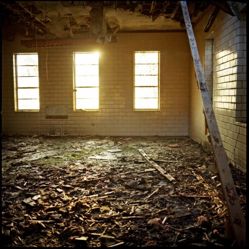 劳动教养学校的二号教学区垃圾遍地,一派惨淡光景.