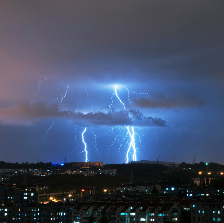 南京遭遇强雷雨 电闪雷鸣似末日大片