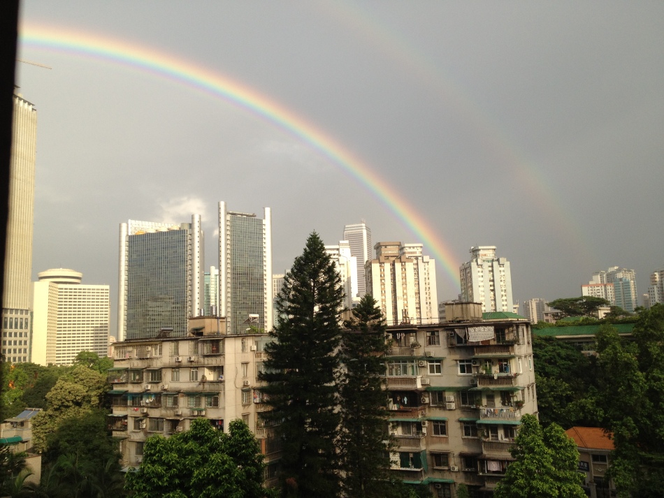 彩虹在华南容易出现,但是双彩虹由于其形成条件异常苛刻,还是非常少见