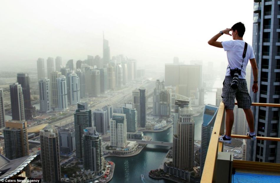 俄青年登最高大厦迪拜塔顶楼俯拍城市