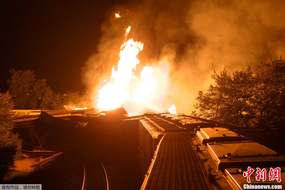 美国俄亥俄州火车出轨引发大火百人疏散