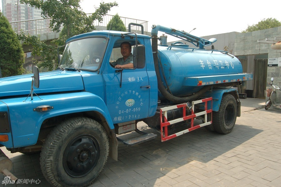 图片故事:跟随清粪车体验抽粪作业_高清图集_新浪网