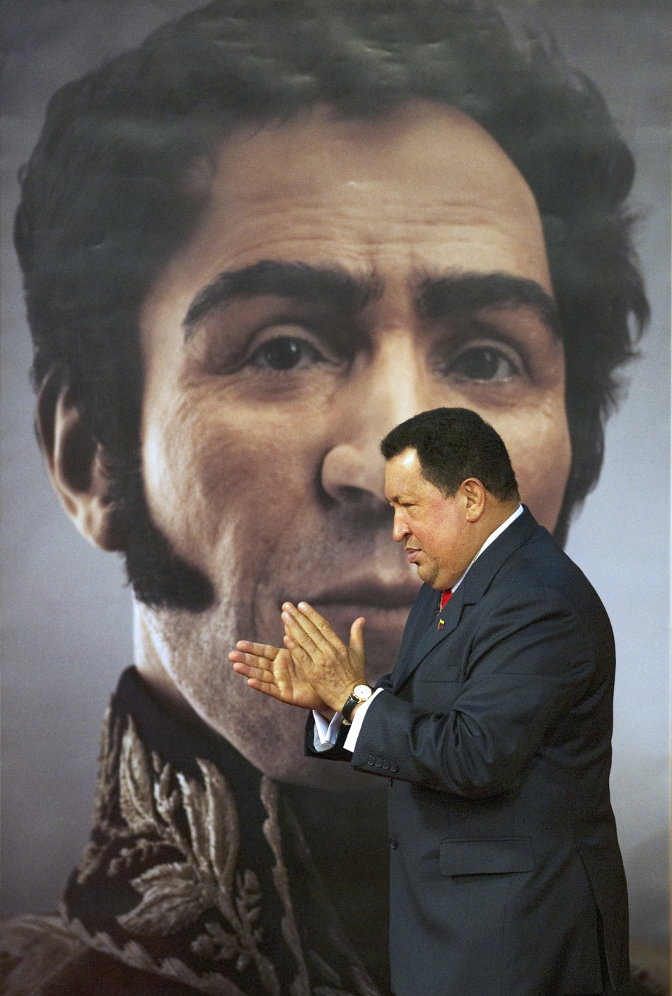 查韦斯揭幕玻利瓦尔复原头像持双枪作讲解