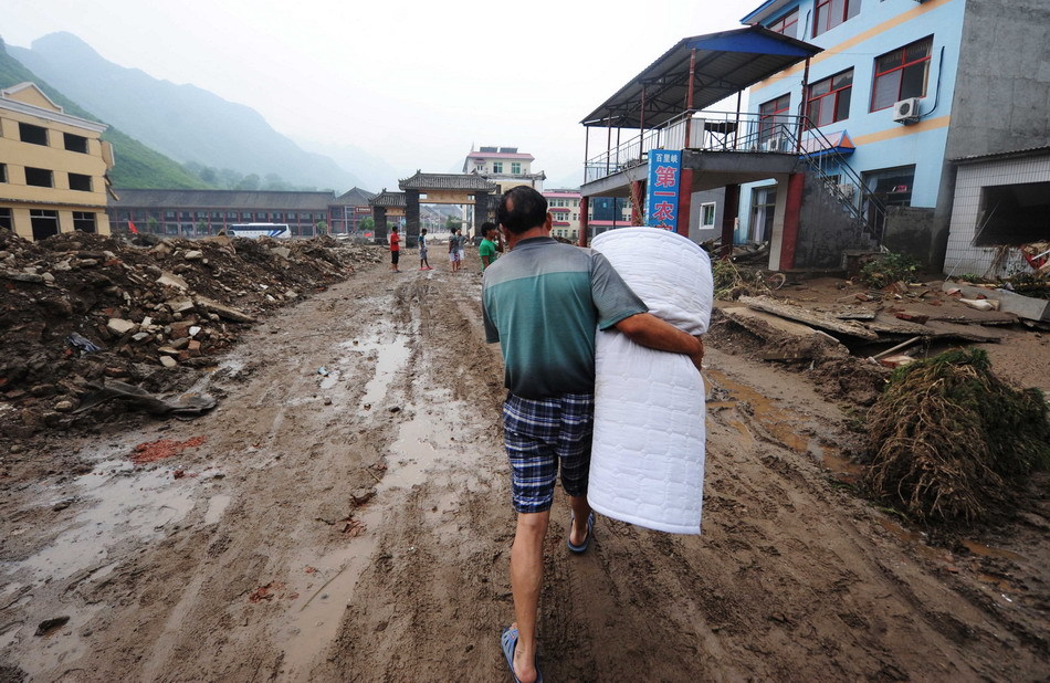 这是涞源县王安镇被洪水冲毁的房屋和汽车