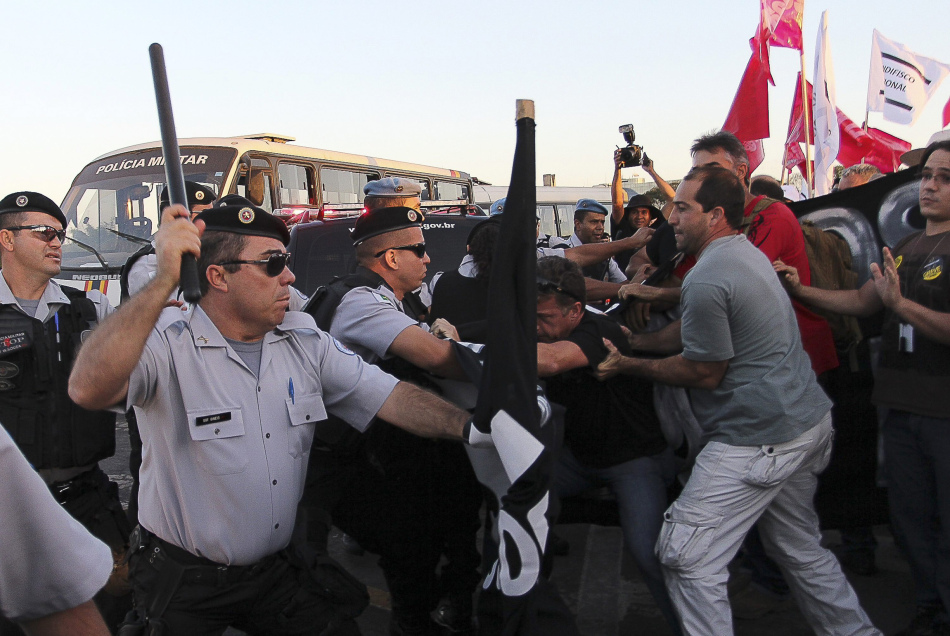 巴西警察全国罢工 要求政府提高薪水