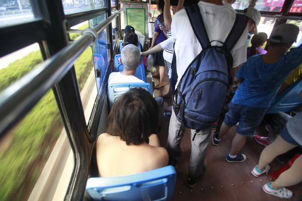 2012年8月16日,济南青龙桥31路公交车上,一名女子光裸着上身坐在公交