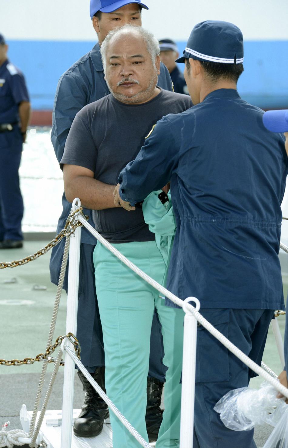 据日本共同社报道,日本冲绳县警方16日用海上保安厅巡逻船将"逮捕"的