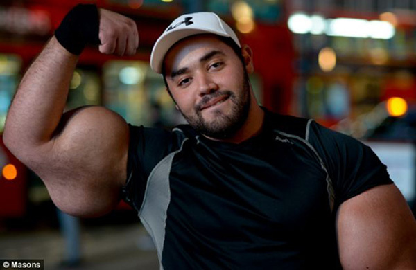 埃及男子苦练手臂肌肉酷似大力水手