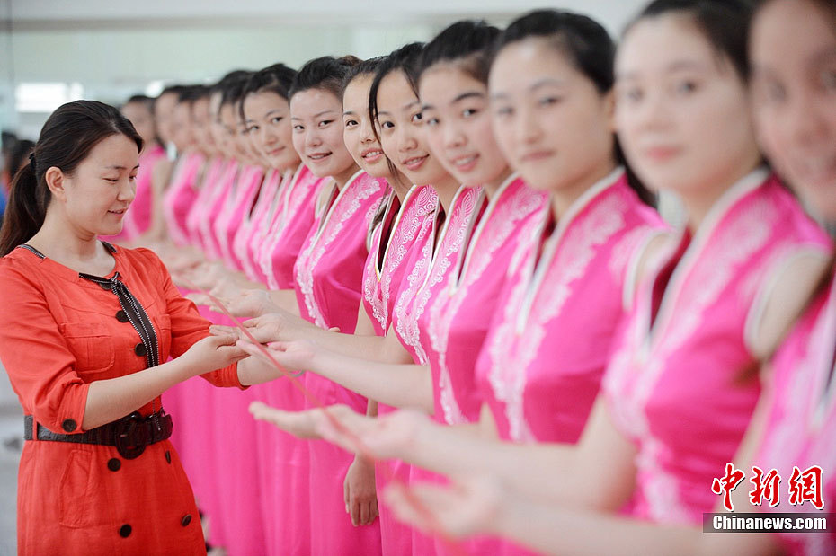 扬州90后礼仪小姐进行魔鬼训练