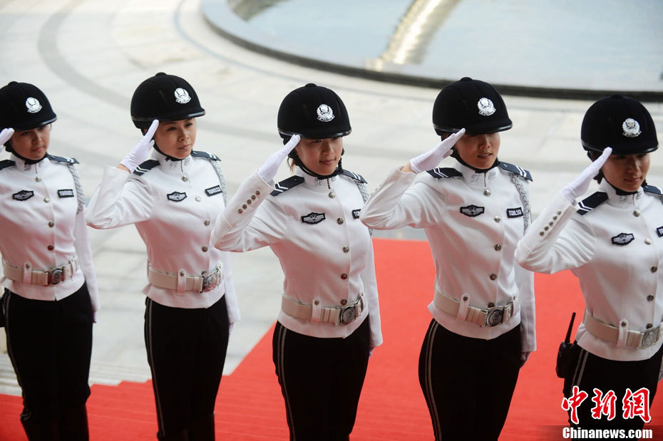 扬州女子特勤队80后警花换新装