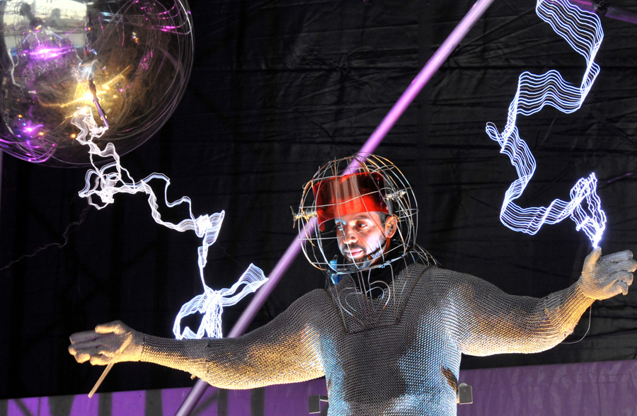 1 / 9 10月8日,美国魔术师大卫·布莱恩在纽约54码头成功挑战人类极限