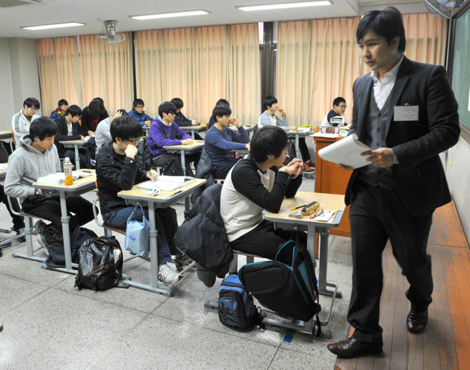 韩国举行高考60余万名考生参加考试