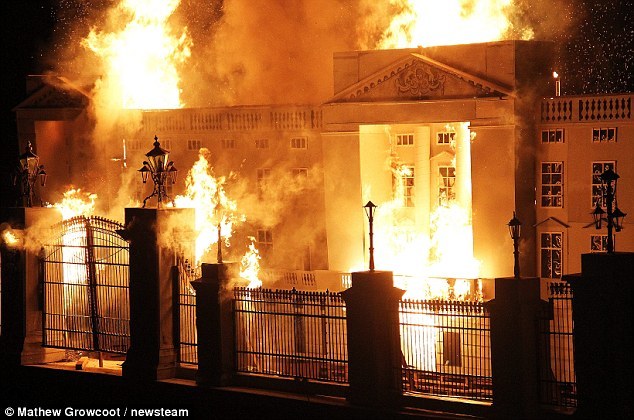 据悉,爱德华为了给慈善事业筹款,曾烧毁过温布利球场和白宫的模型.