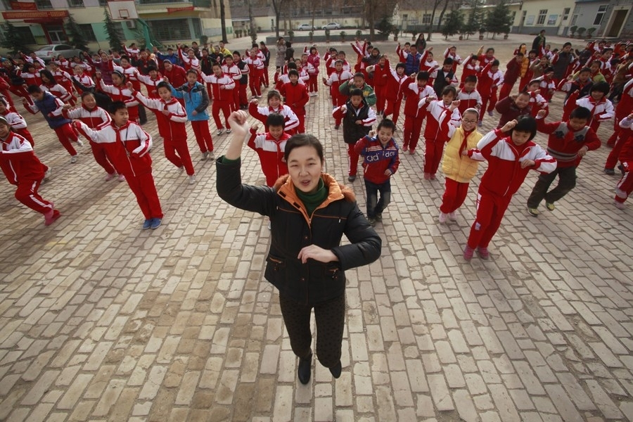 学生跳"骑马舞"