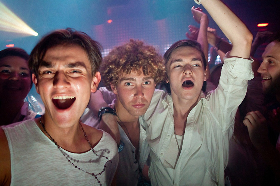 一群男青年再跟着夜店音乐狂欢.