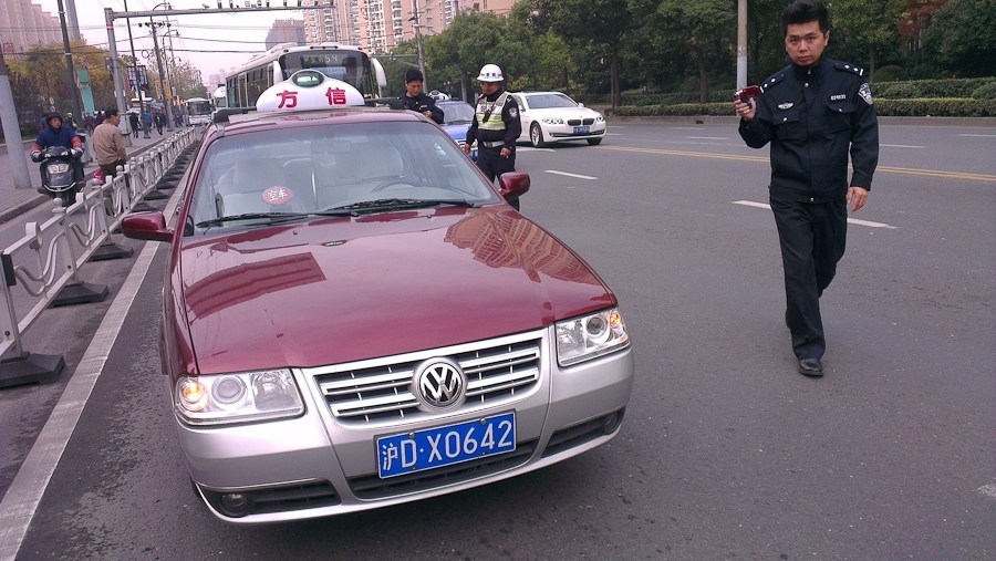 上海长宁区天山路近双流路,一辆沪dx牌照"方信"出租车与一辆豫牌