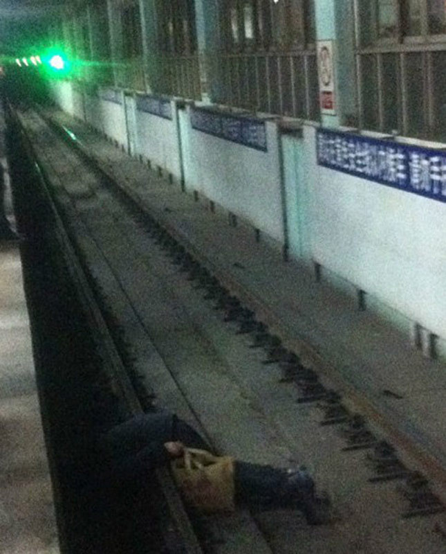 北京地铁乘客坠落站台数百人高喊停车