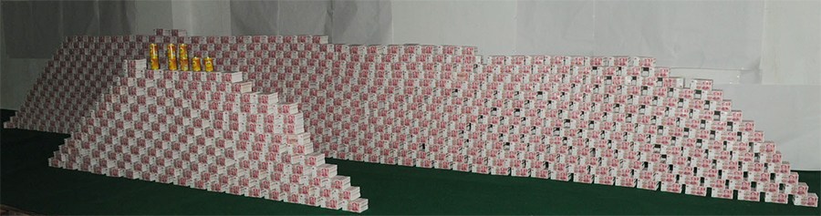 下午,陈光标微博发布一组图片和一段视频,陈光标称身边的现金超过一亿