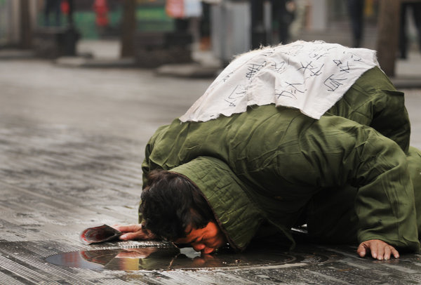 组图:流浪汉打工10年一无所有上街卖肾求饭