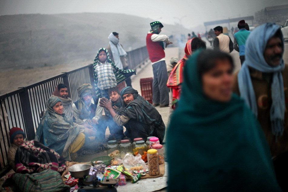 印度遭遇冷空气持续侵袭冻死百余人