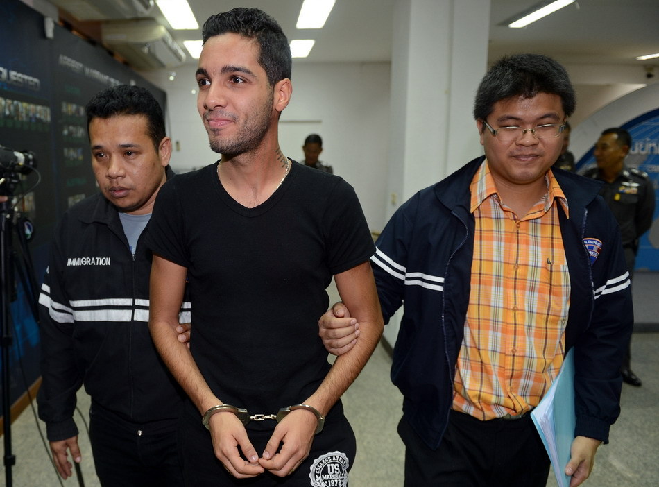 24岁黑客遭美fbi通缉落网后面带笑容